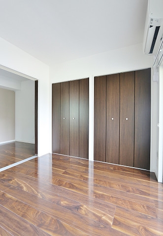 落ち着いた雰囲気の寝室です