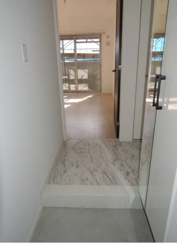 玄関から見るとこんな感じです。