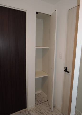 お風呂場にも収納スペースがございます。