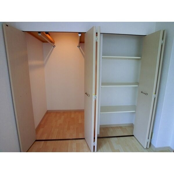 大容量の収納でお洋服が沢山入りますね