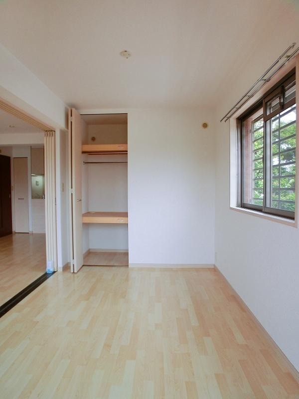 こちらは寝室にぴったりの洋室です