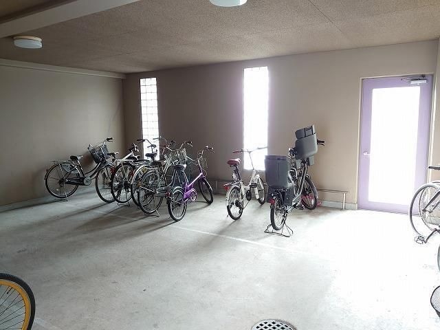 自転車はこちらへ。