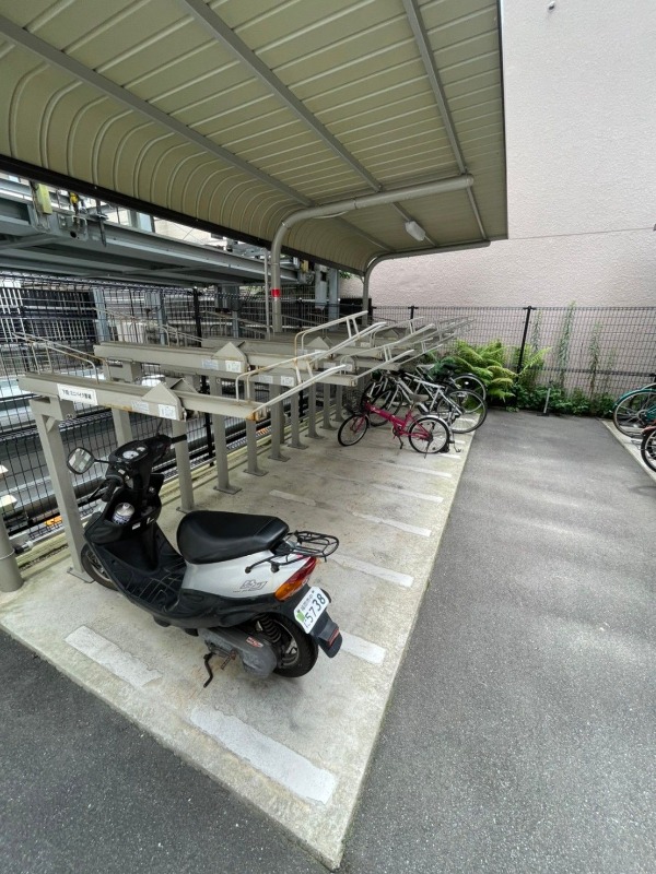 屋根付きの駐輪場です。