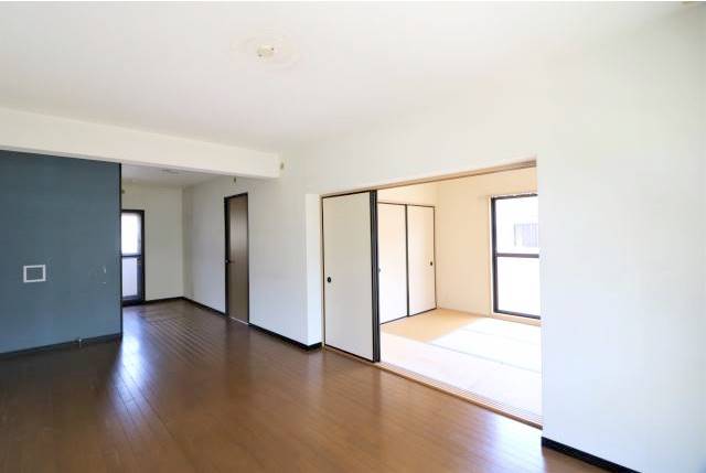 家具の配置に困らないリビングですね