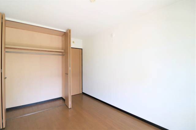 洋室・和室には全て収納スペース御座います