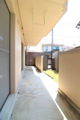 1階のお部屋なのでバルコニーの前には専用の庭があります