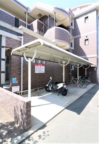 屋根付きの駐輪スペースもあります