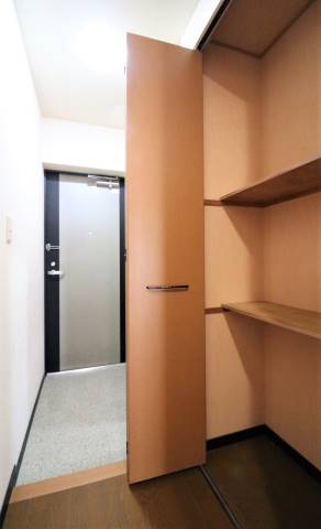玄関にも大きな収納御座います