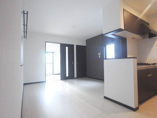 白を基調とした綺麗なリビングですね