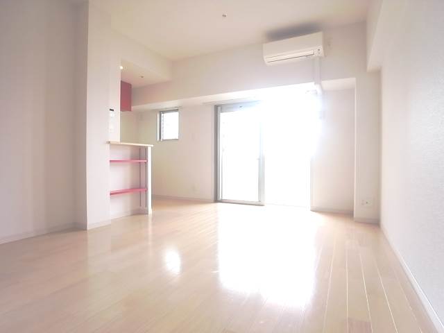 白基調で明るいリビングです