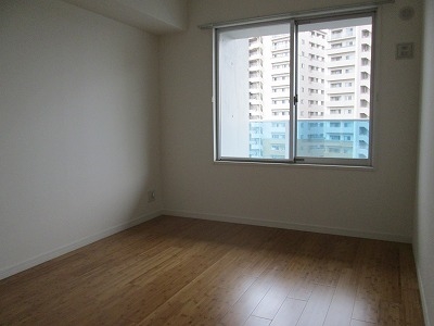 大きな窓から明るい日差しが差し込んできますね