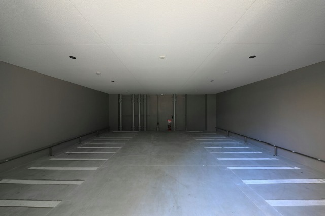 駐輪場歯屋根付きです