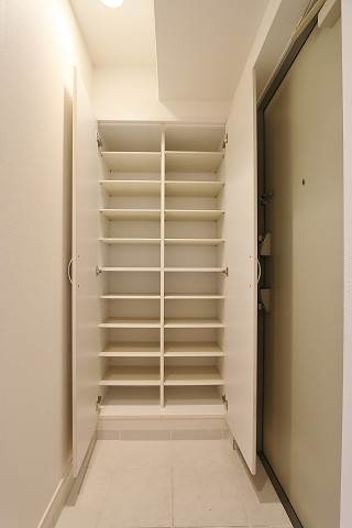 沢山の靴が収納できるシューズボックスです