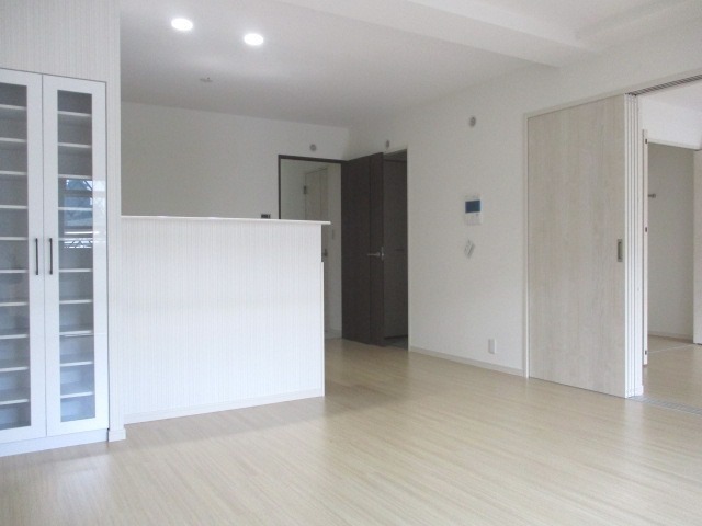 広々リビングでゆっくりお過ごしください