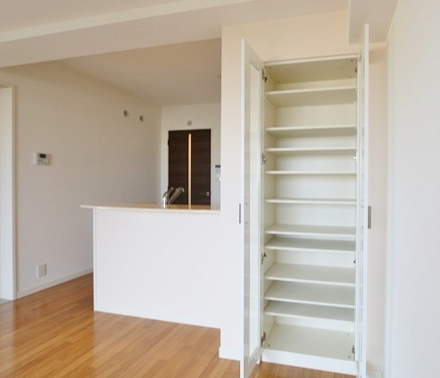 リビングには収納棚付きです