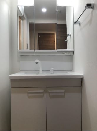 三面鏡付きの洗面所です