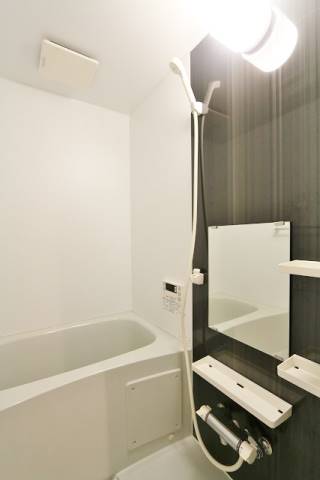 アクセントカラーがオシャレなバスルームでリラックスタイム