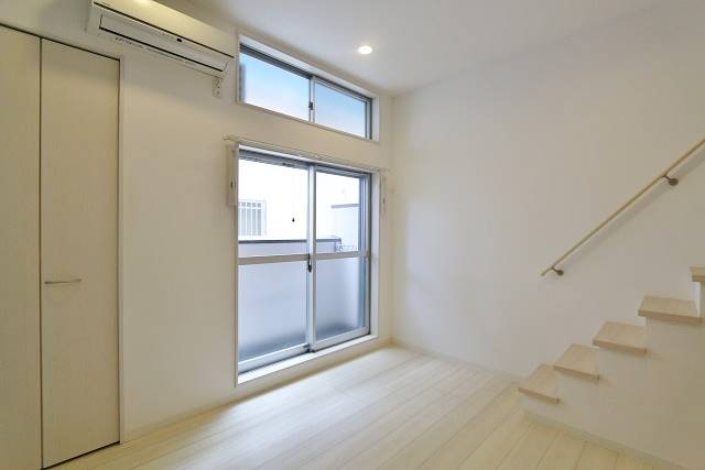 上部にも窓が有ることで部屋がより明るいです