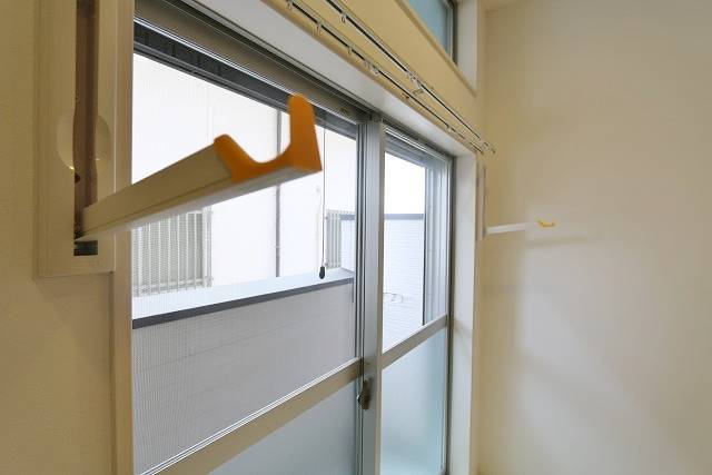 エアコン下に室内物干しが付いているので梅雨の時期も助かります