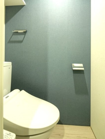 青の壁紙が映えてオシャレですね