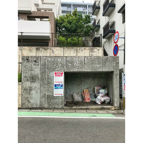 敷地内二ゴミ置き場あります