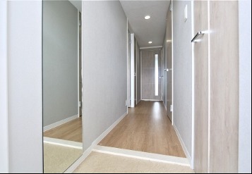 鏡付きで広々とした玄関ですね