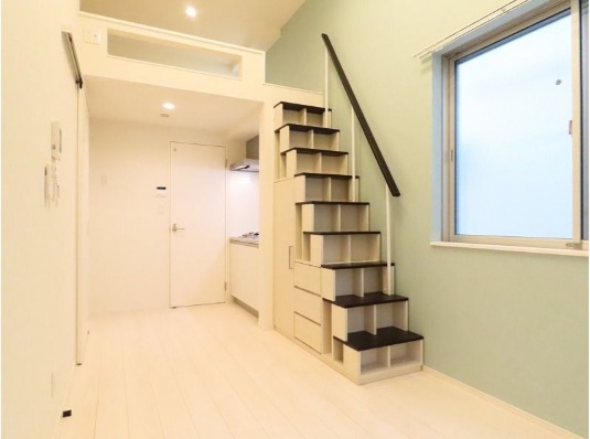 家具の配置に困らないリビングですね