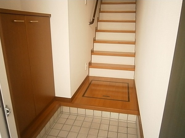 玄関収納完備。