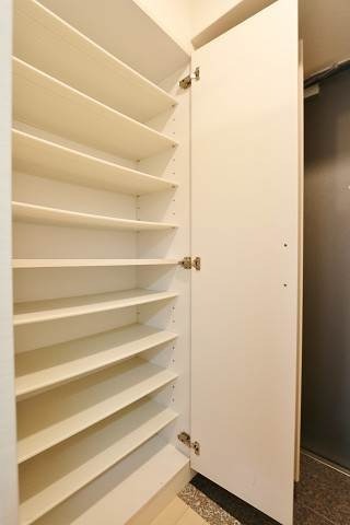 高さ調節ができるシューズボックスです