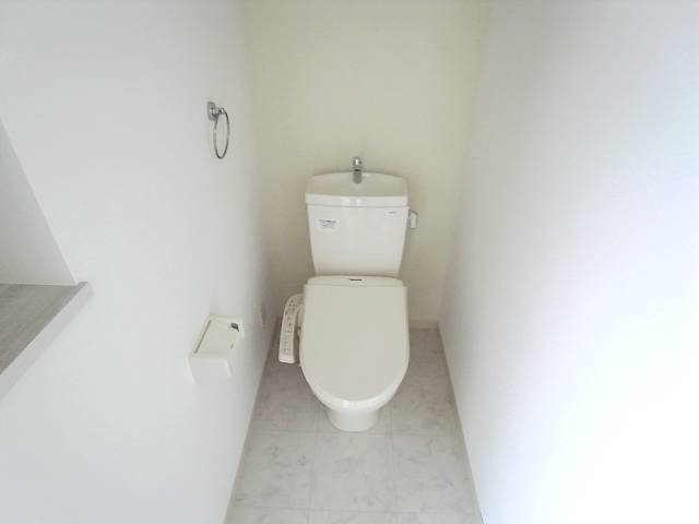 白を基調とした綺麗なトイレですね