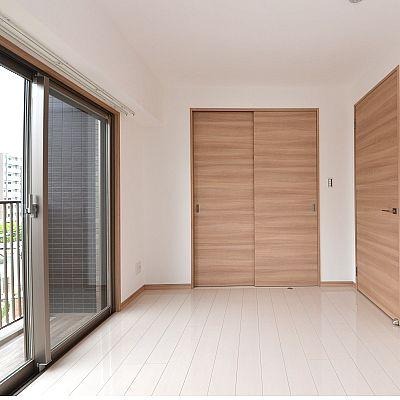 日差しが差し込む明るい居室になります