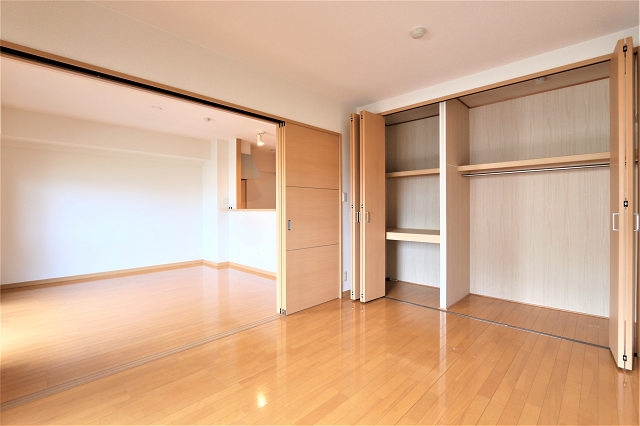 かさばりやすいお洋服もたっぷり収納出来ます