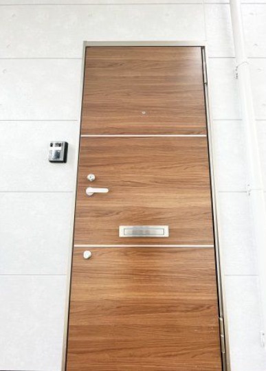 綺麗な玄関ドアです