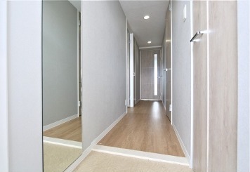 鏡付きで広々とした玄関ですね