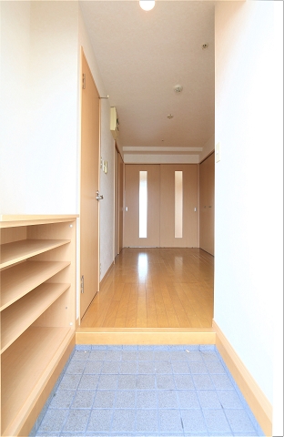 明るい玄関がお出迎え