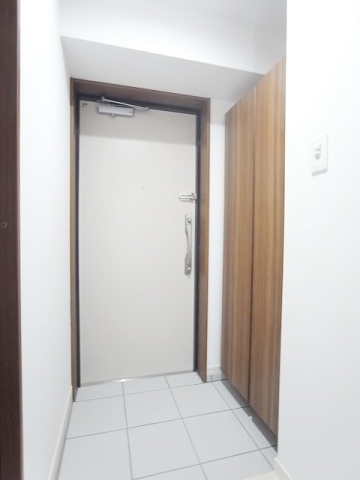 白タイルで清潔感ある玄関