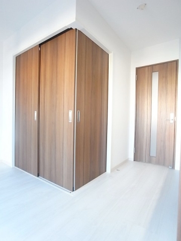 ブラウンの建具がシックな雰囲気を醸し出します