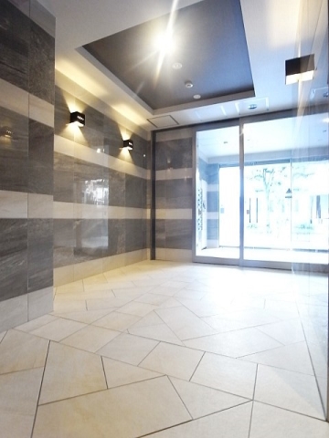 まるで分譲マンションのようなエントランス