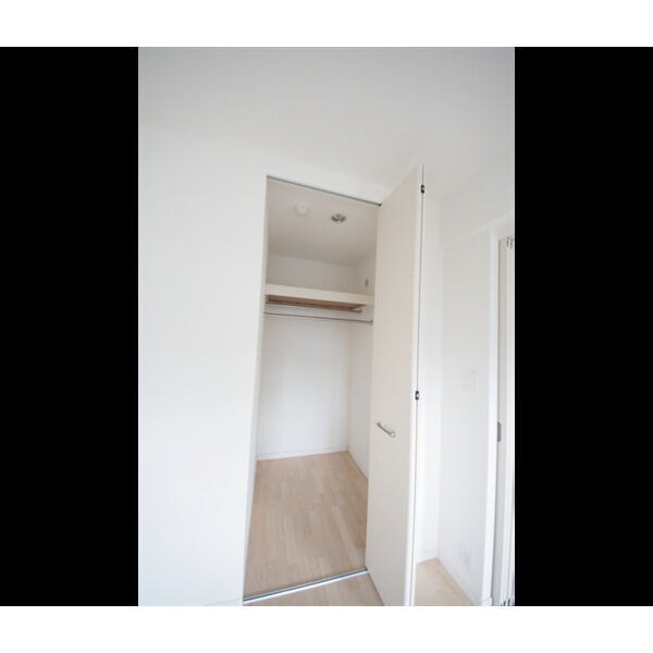 こちらの部屋にも収納ございます