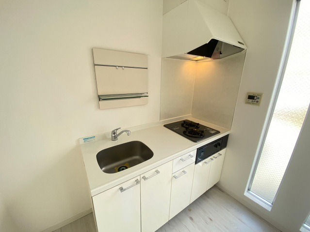 広々スペースのキッチンで、収納もあります