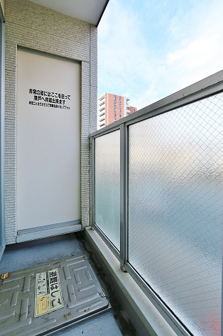 ガラスの塀で明るいバルコニーです