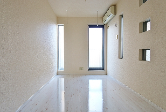 二面窓が明るく、お勝手口がある洋室です