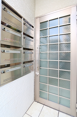 エントランスに集合ポストあります