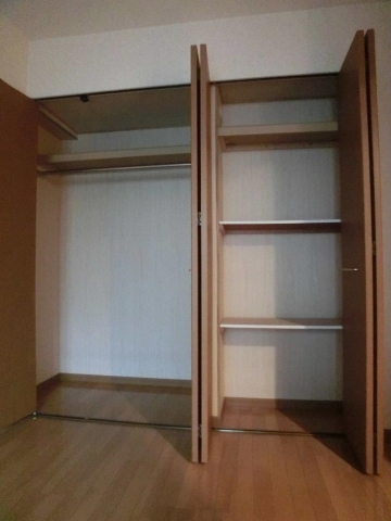 かさばりやすいお洋服もたっぷり収納できます