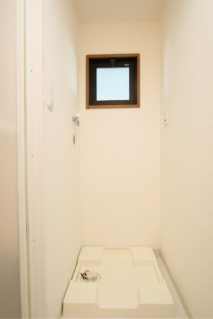 清潔で使いやすい室内洗濯機置き場を完備！