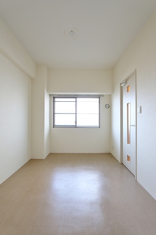 白基調の明るいお部屋です