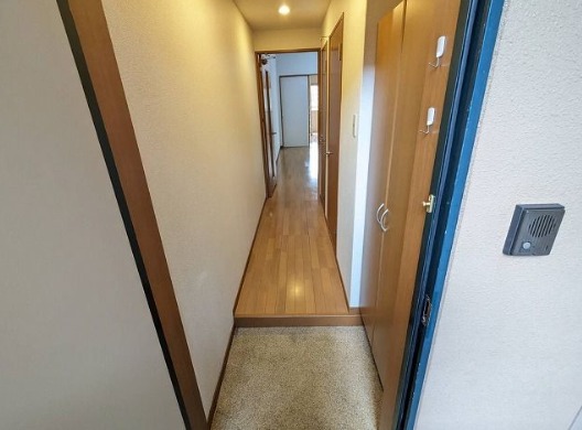 玄関収納完備。