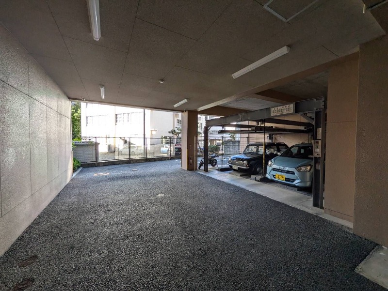 敷地内駐車場完備。