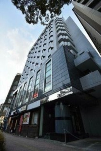 下から見上げると大迫力なマンションです