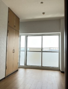 こちらは寝室にぴったりの洋室です